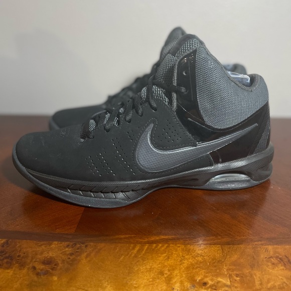 Nike Air Women Basketball Shoes - Picture 2 of 6